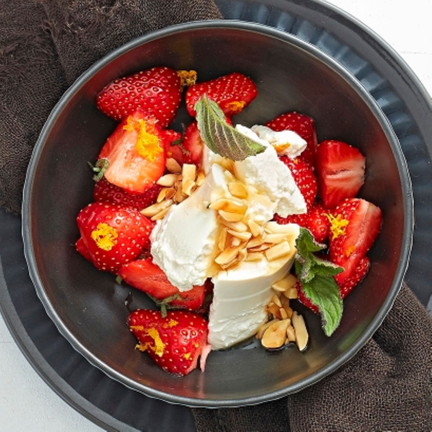 Erdbeeren mit Ricotta und Honig