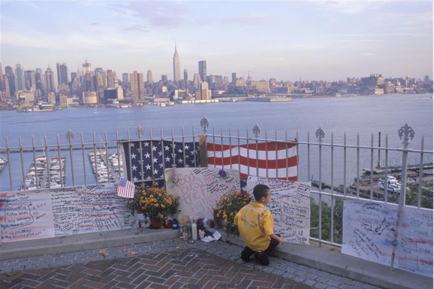 Kleiner Junge gedenkt an Opfer des 9/11 Anschlags in New York