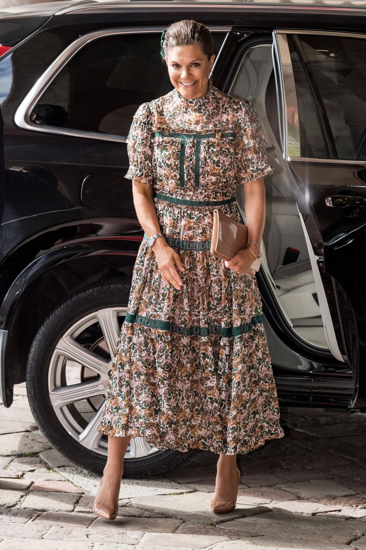 Auch Prinzessin Victoria erscheint zum Termin in Stockholm. Die 44-Jährige trägt ein Mille-Fleurs-Kleid des Labels By Malina. Besonders hübsch sind die abgesetzten Nähte in Dunkelgrün. Pumps von Gianvito Rossi und eine Clutch von Abro komplettieren ihren spätsommerlichen Look perfekt. 