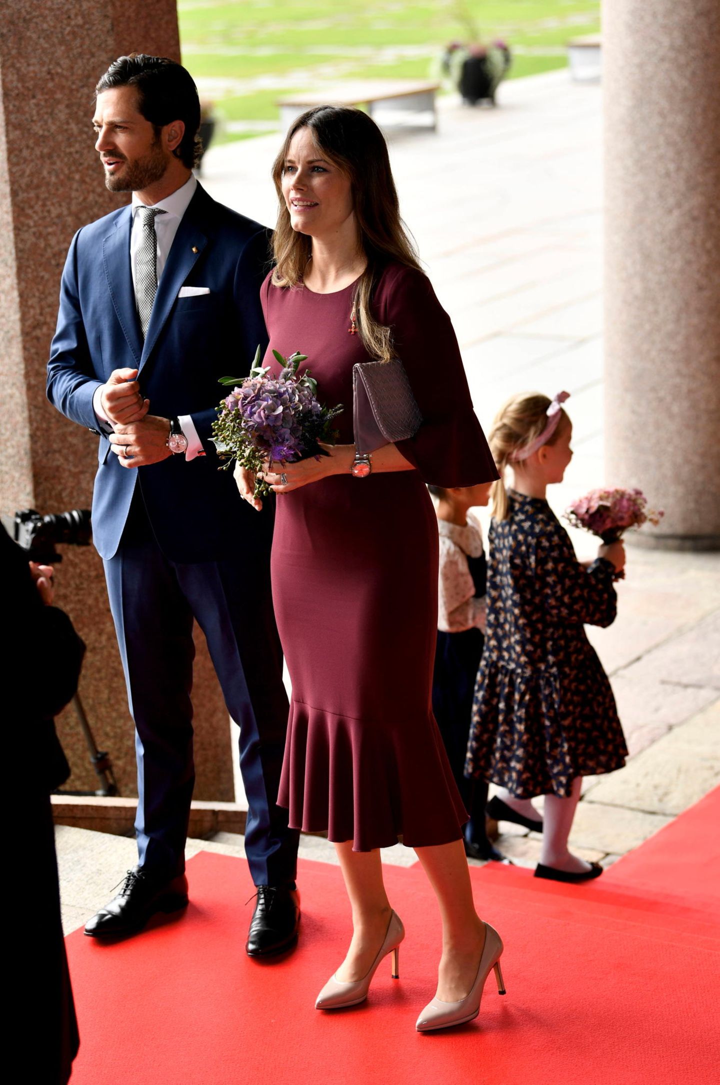 Zum Empfang des Bundespräsidenten haben sich Prinz Carl Philip und Prinzessin Sofia in Schale geworfen. Die Dreifach-Mutter strahlt in einem beerenfarbenen Kleid des Labels Andiata. Sie freut sich wohl darüber, dass sie jetzt, fünf Monate nach der Geburt von Prinz Julian, endlich wieder zu figurbetonten Schnitten greifen kann. Und was sollen wir sagen: Sofia sieht einfach fantastisch aus! 