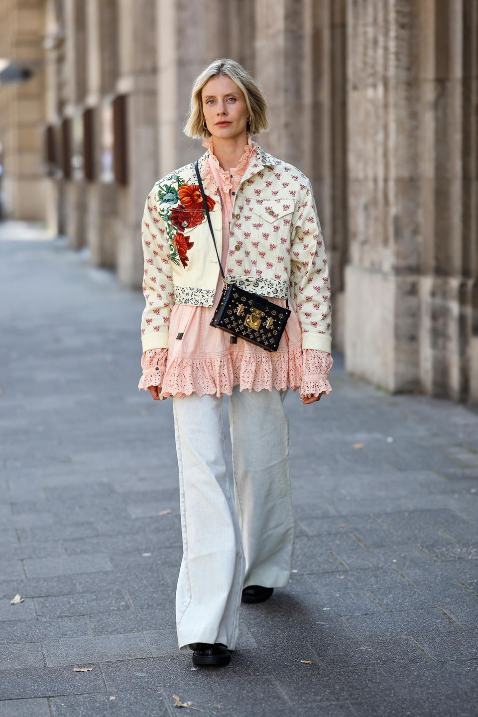Geblümte Jacke: Frau trägt eine kurze Jacke mit Blumenmuster