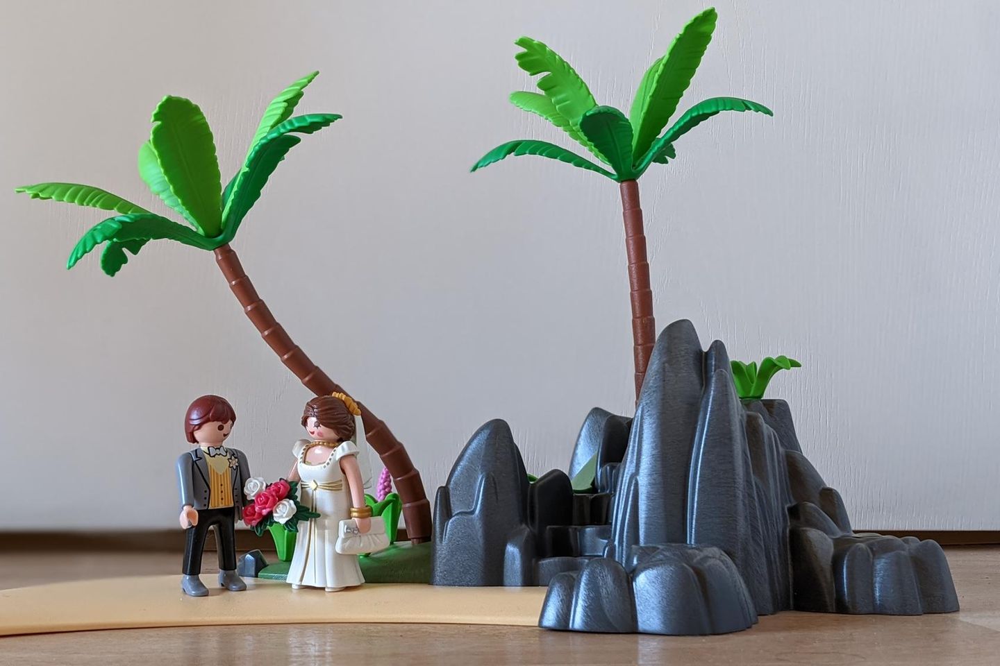 Alleine heiraten: Playmobil-Hochzeitspaar auf einer Insel