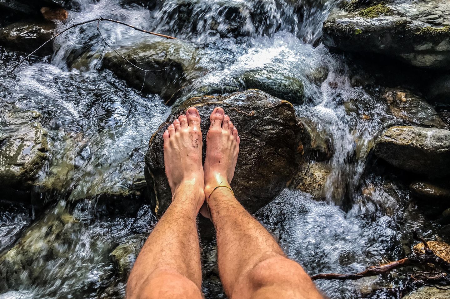 Kneipp-Kur: Beine im Wasser