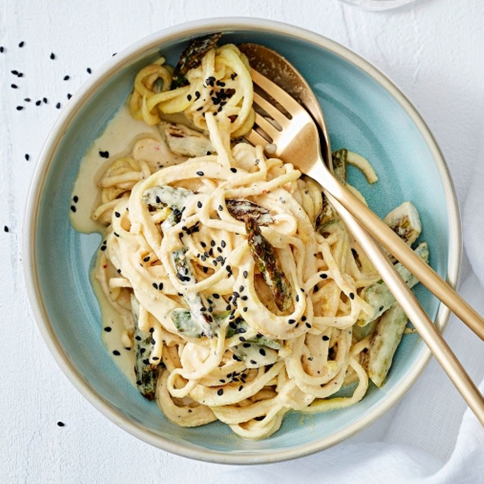 Sellerie-Spaghetti mit Cashewsoße