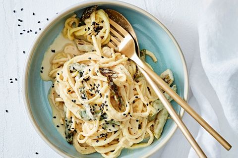 Sellerie-Spaghetti mit Cashewsoße