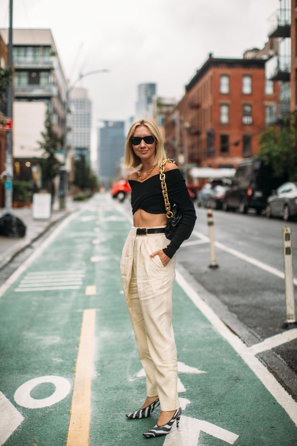 Dass ein cooler Look nicht viel Farbe brauch, zeigt diese Bloggerin in New York. Durch besondere Schnitte und Hingucker-Schuhe mit Zebra-Muster macht sie einen eher schlichten Look aufregend.