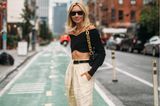 Dass ein cooler Look nicht viel Farbe brauch, zeigt diese Bloggerin in New York. Durch besondere Schnitte und Hingucker-Schuhe mit Zebra-Muster macht sie einen eher schlichten Look aufregend.