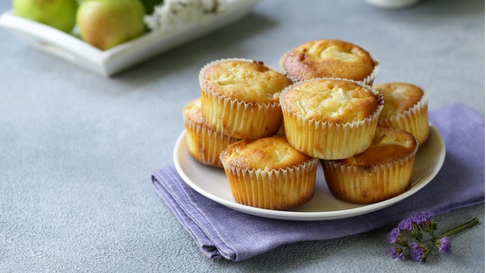 Apfel-Nuss-Muffins auf weißem Teller