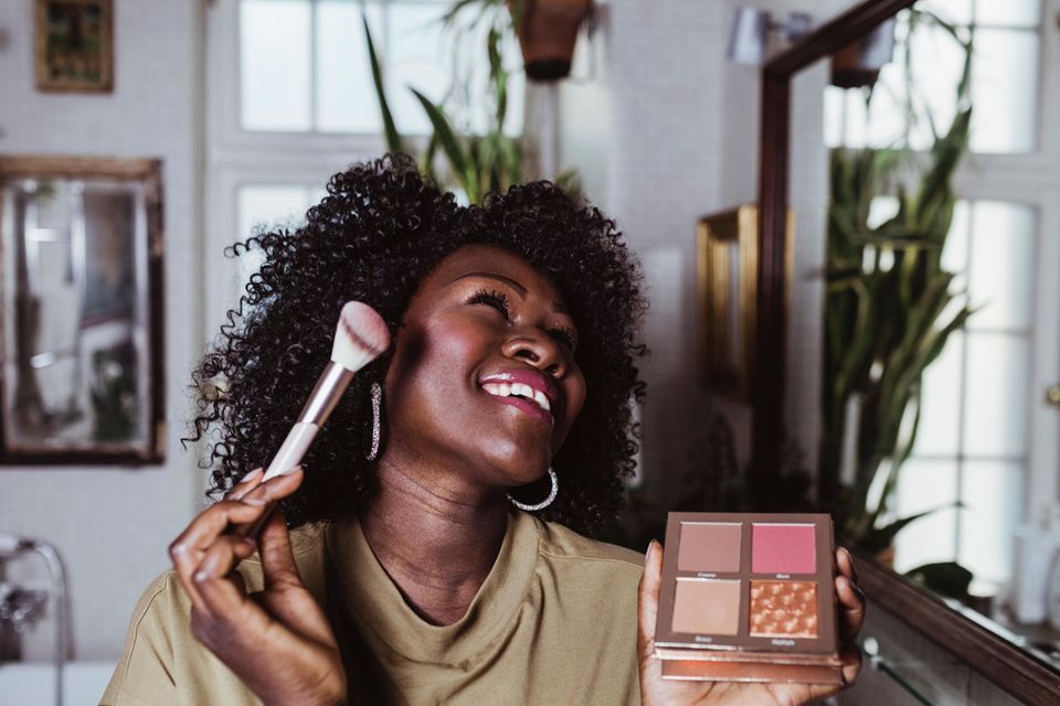Alltags-Make-up: Schöne Frau in ihren 30ern