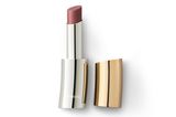 Byredo stellt eine neue Serie sanft schimmernder Farbtöne vor: die Shimmering Nudes Lipsticks. Die Lippenstifte lassen sich einfach auftragen, spenden Feuchtigkeit und sorgen für ein leuchtendes Finish. Für etwa 30 Euro erhältlich.