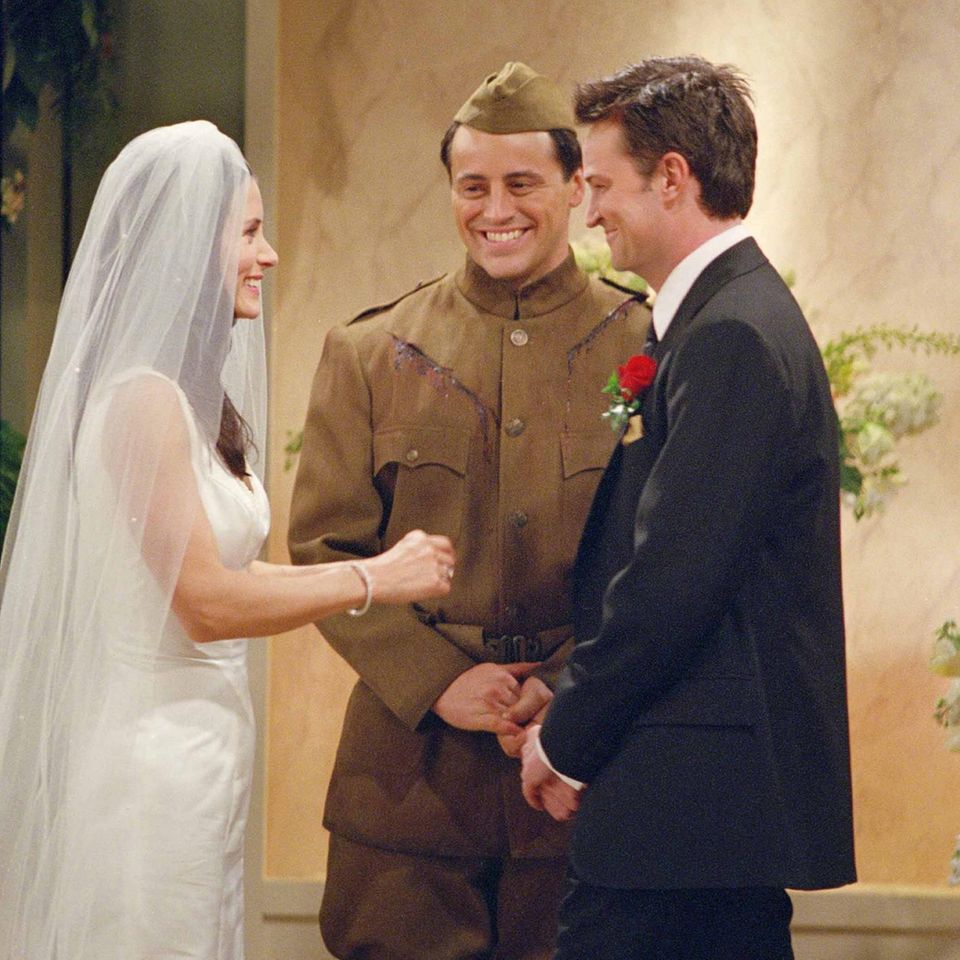 Courteney Cox und Matthew Perry als Monica und Chandler in Friends.