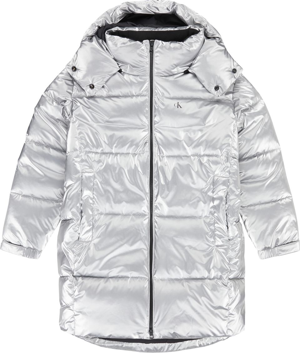Mit diesem Mantel in Silber geht ihr garantiert im tristen Herbstwetter nicht unter. Von Calvin Klein, etwa 300 Euro.