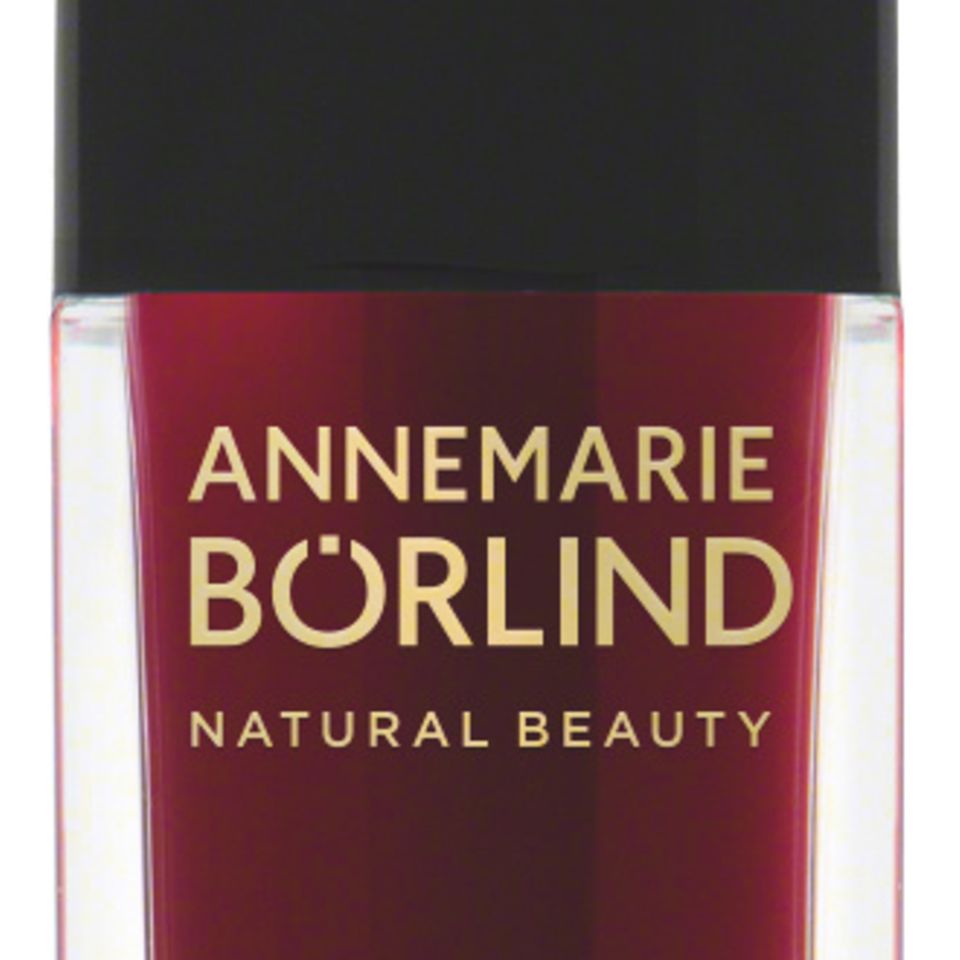 Das vegane Lippenöl von Annemarie Börlind in den Farb- und Duftrichtung „Wild Berry” sorgt für ein besonderes Pflegegefühl und einen dezenten Farbschimmer auf den Lippen. Lieben wir! Für etwa 15 Euro erhältlich.