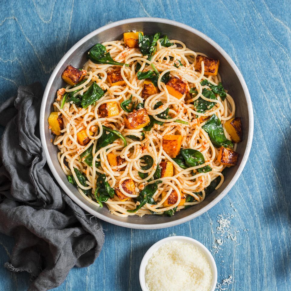 Kürbis-Spinat-Pasta: Eine Schüssel mit Spaghetti mit Kürbis und Spinat.
