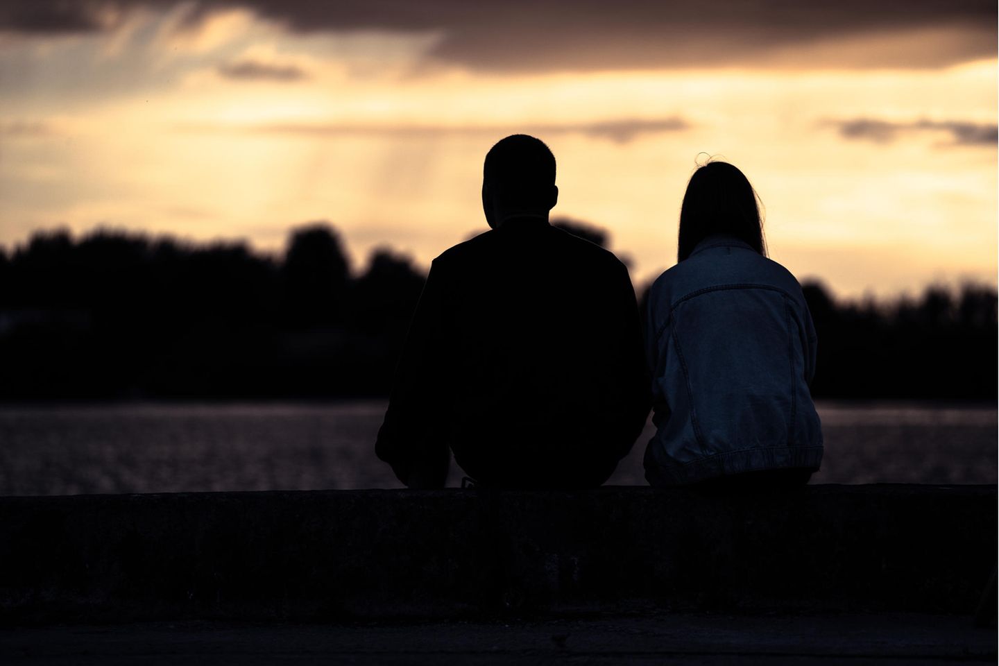 Nervige Angewohnheiten in Beziehungen: Paar schaut auf Sonnenuntergang