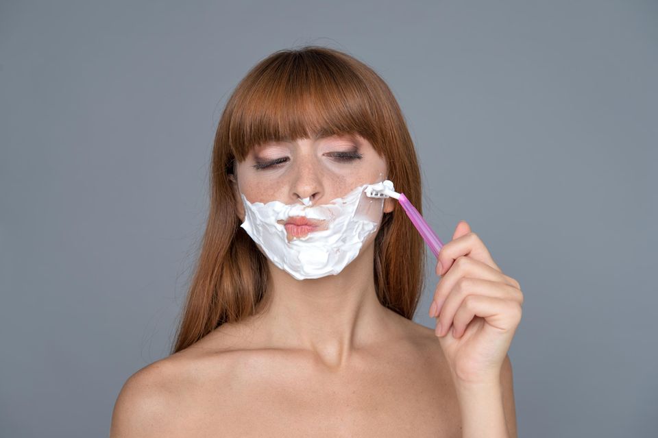 Gesicht rasieren: Frau mit Rasierschaum im Gesicht