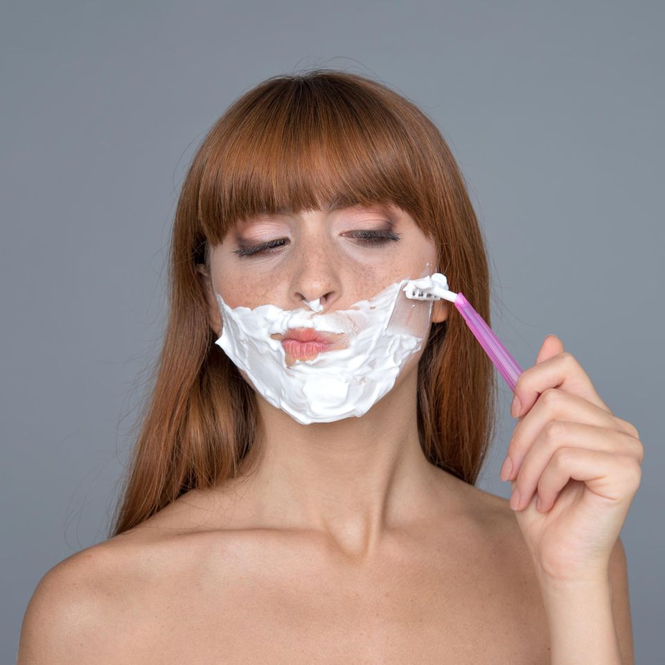 Gesicht rasieren: Frau mit Rasierschaum im Gesicht