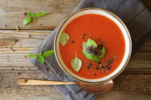 Tomatensuppe auf Holztisch