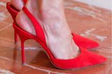 ...sondern auch durch die Schuhwahl. Die High Heels von Carolina Herrera laufen vorne spitz zu und haben eine offene Ferse. Neben der Form bringen die schönen Schuhe noch einen anderen Clue mit sich: Der abgestimmte Rotton rundet das Outfit ab und verwandelt Königin Letizia in eine elegante Lady in Red.