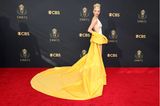 Auf strahlendes Gelb setzt Anya Taylor-Joy bei den Emmys 2021. Ihre Robe von Custom Christian Dior besticht vor allem durch die extralange Schleppe.