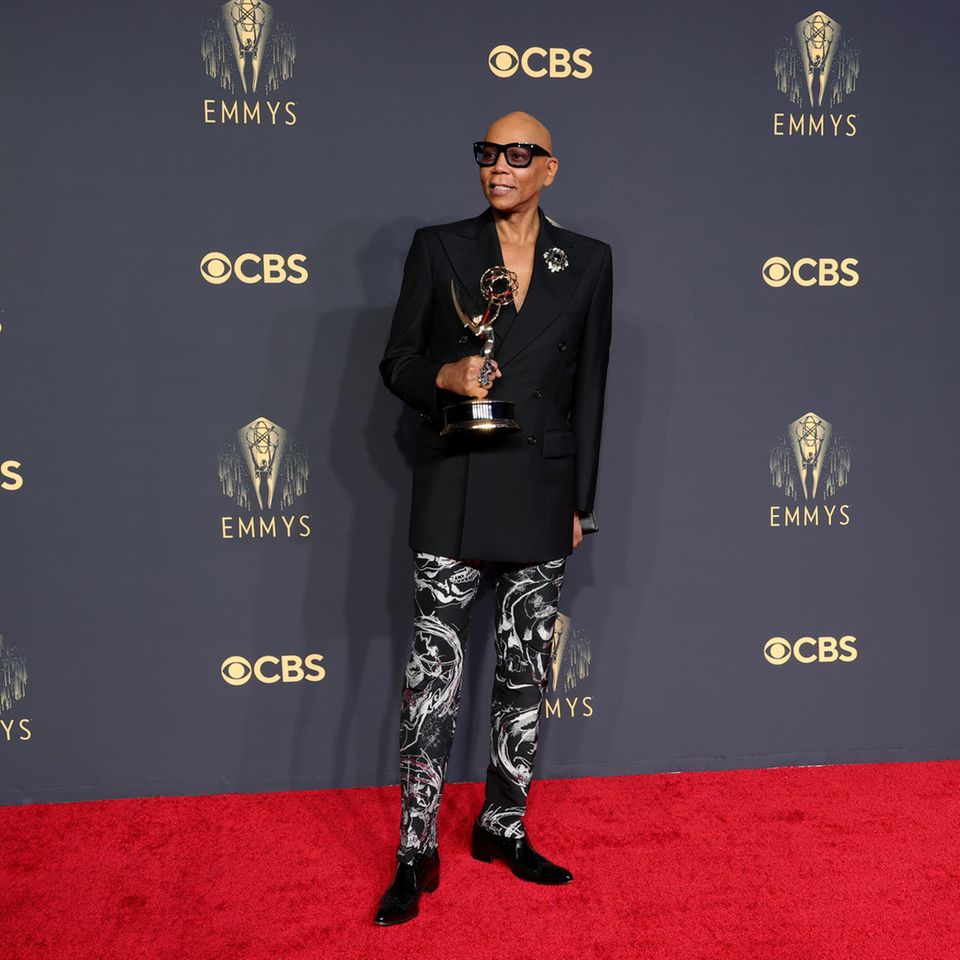 Für die Serie "RuPaul's Drag Race" hat RuPaul den 24. Emmy bekommen. Damit schreibt er Geschichte. Auf dem roten Teppich trägt er einen eleganten Anzug von Calvin Klein. 