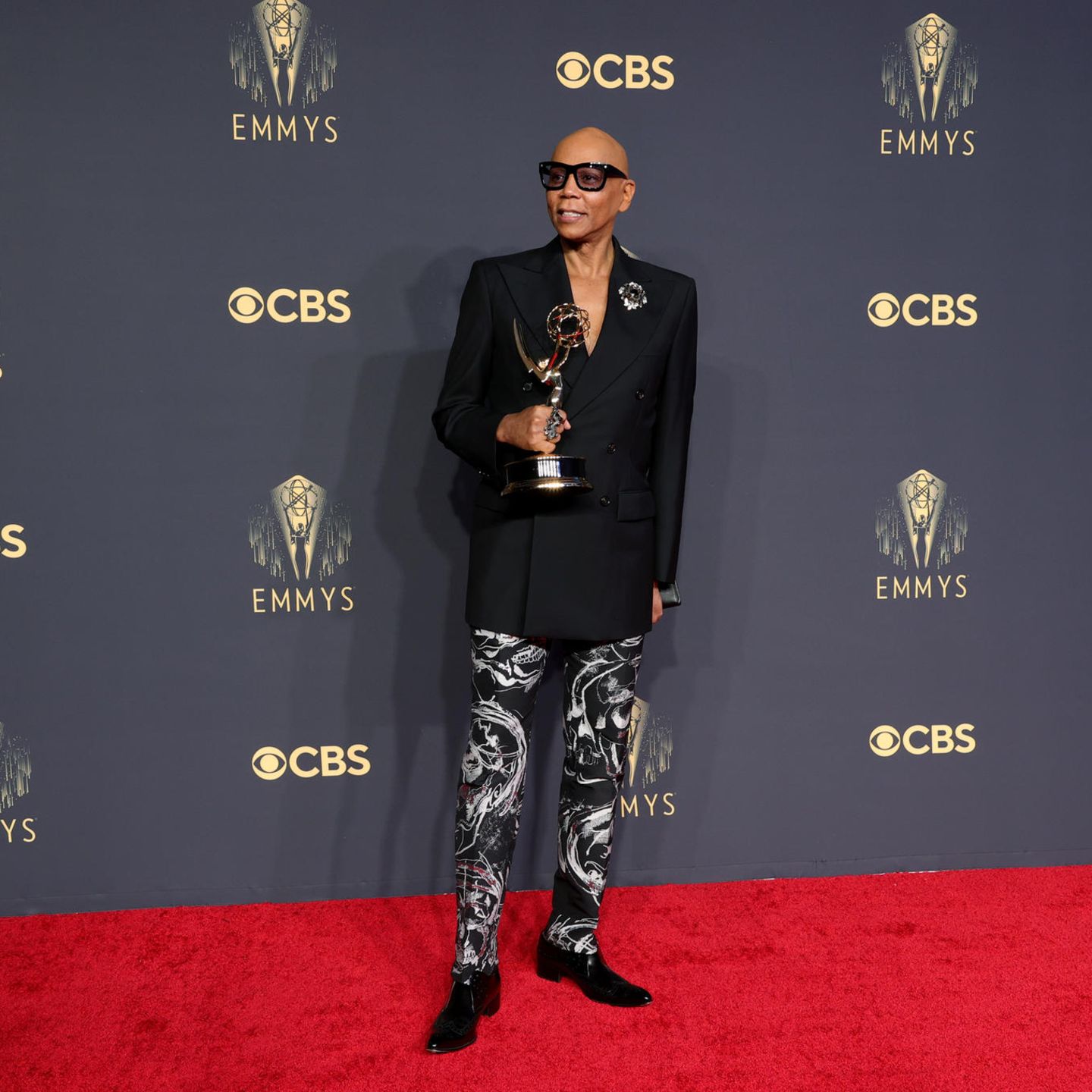 Für die Serie "RuPaul's Drag Race" hat RuPaul den 24. Emmy bekommen. Damit schreibt er Geschichte. Auf dem roten Teppich trägt er einen eleganten Anzug von Calvin Klein. 