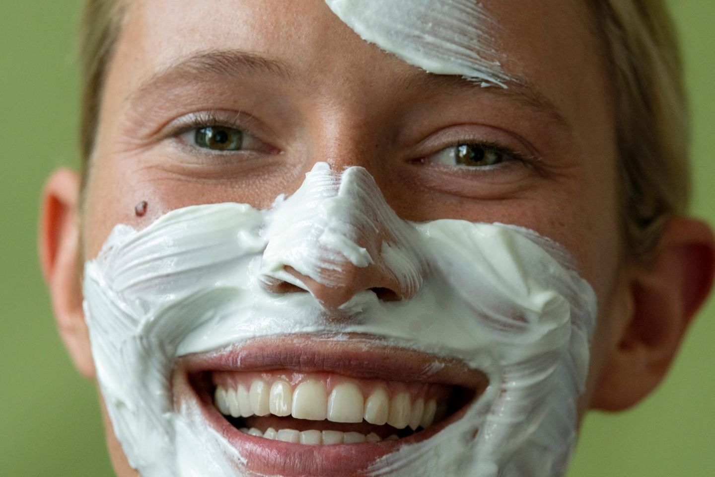 Anleitung: Gesichtscreme auf der Haut