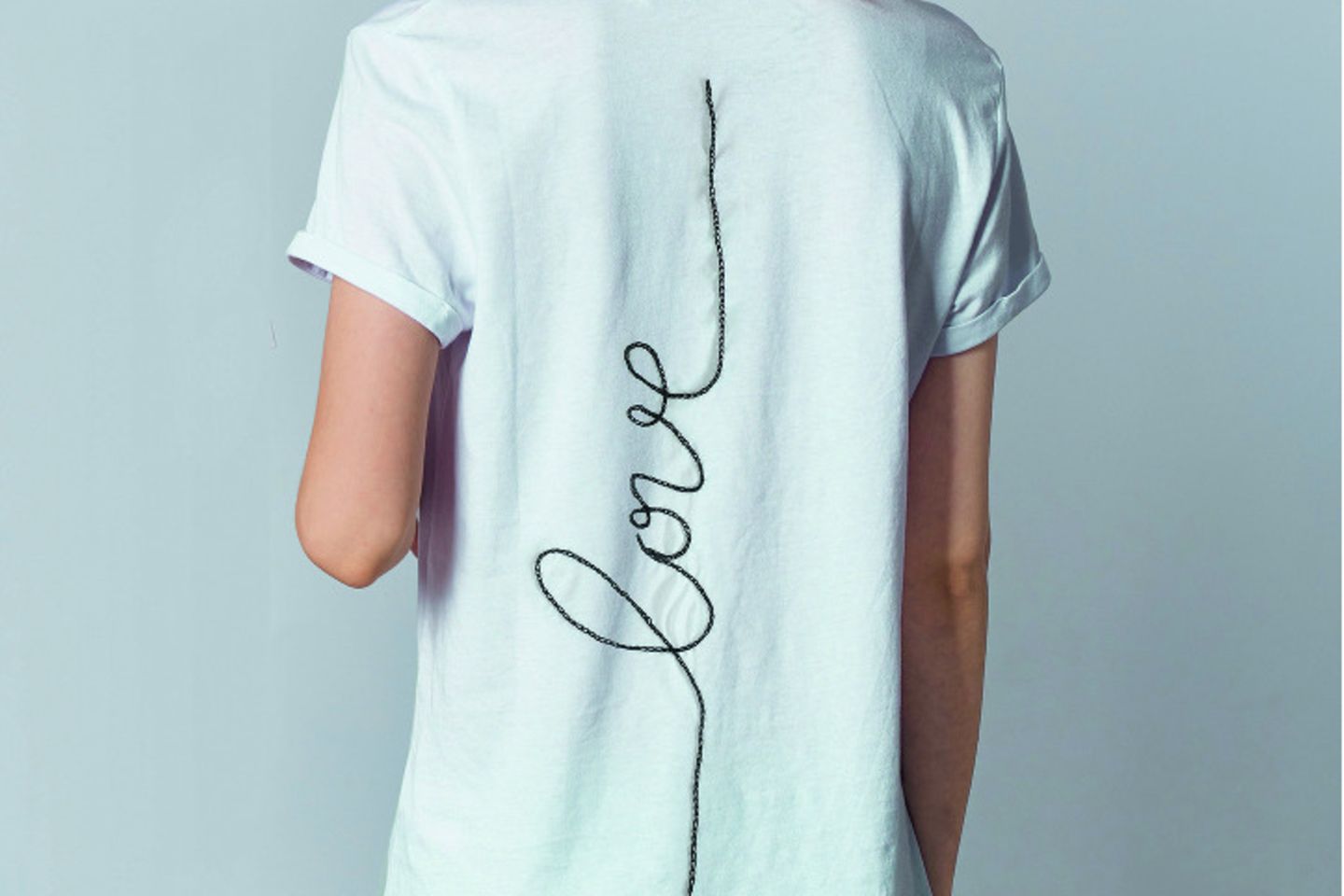 Anleitung: Basic T-Shirt mit Love-Stickerei