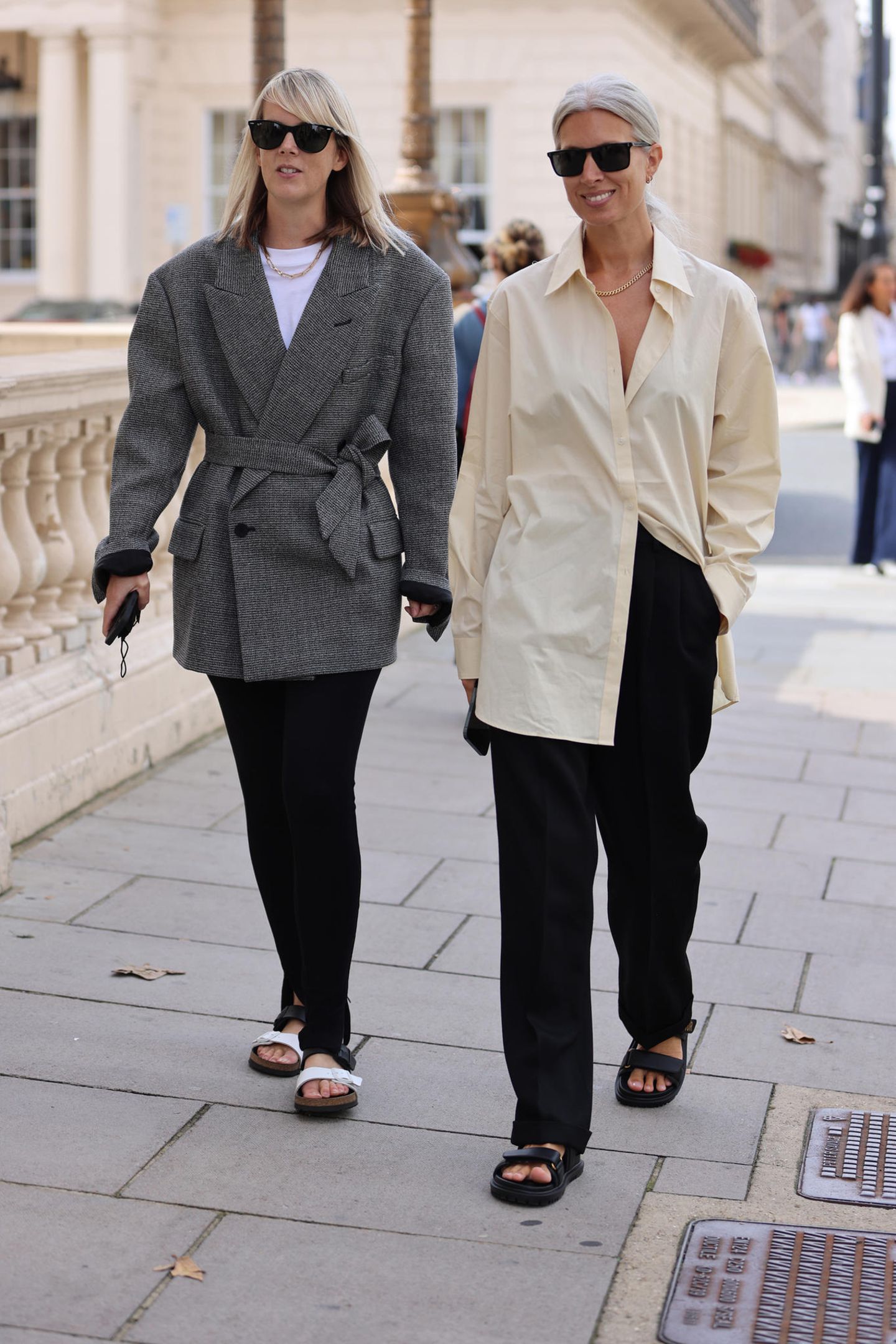 Vogue-Redakteurinnen Laura Ingham und Kollegin Sara Harris zeigen uns, wie man lässig und gleichzeitig super stylisch aussehen kann.