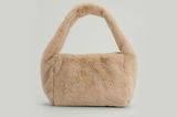 Ob XL-Bag, Shopper oder Schultertasche, die Fury Bags gibt es im Herbst in sämtlichen Variationen. Teddy-Tasche von NA-KD, ca. 45 Euro. 