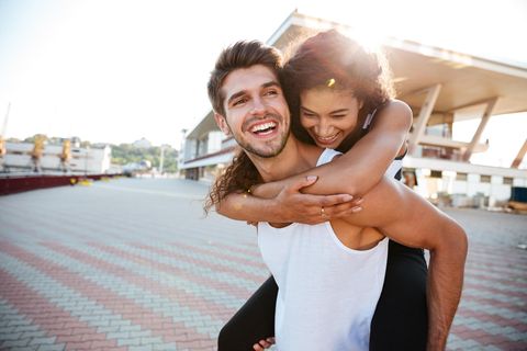4 Anzeichen, dass deine Beziehung eine Zukunft hat: Glückliches Paar in der Sonne
