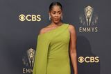 Moses Ingram beweist bei den Emmys, dass reduzierte Looks Trumpf sein können. Im grünen Kleid von Christian Siriano begeistert sie auf dem red Carpet. 