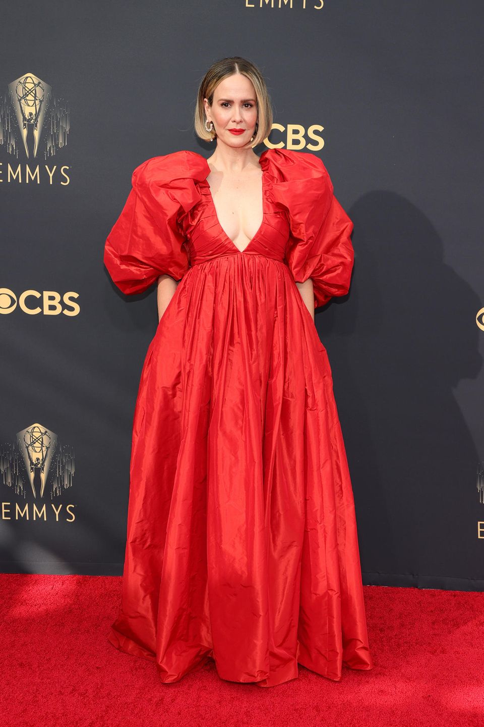 Auch Sarah Paulson setzt auf die Powerfarbe Rot. Im Kleid von Carolina Herrera zeigt die Schauspielerin ihre romantische Seite. 