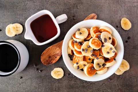Bananen Mini-Pancakes mit Schokotröpchen in Schale
