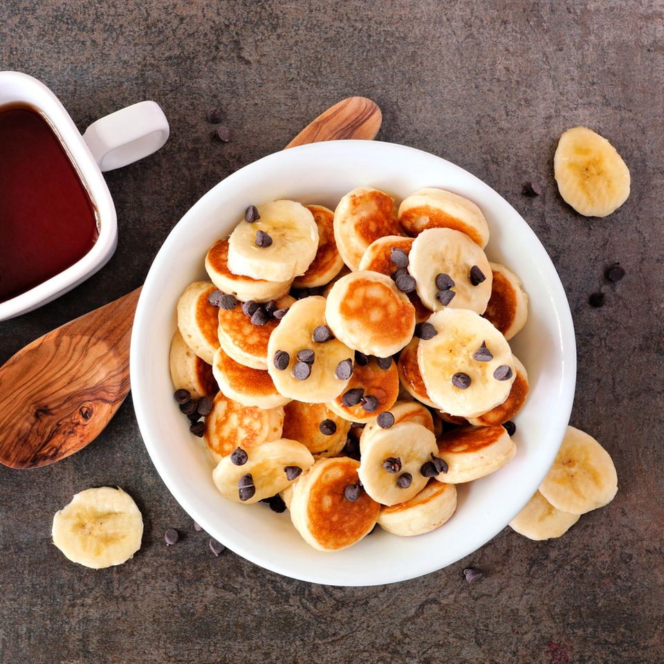 Bananen Mini-Pancakes mit Schokotröpchen in Schale