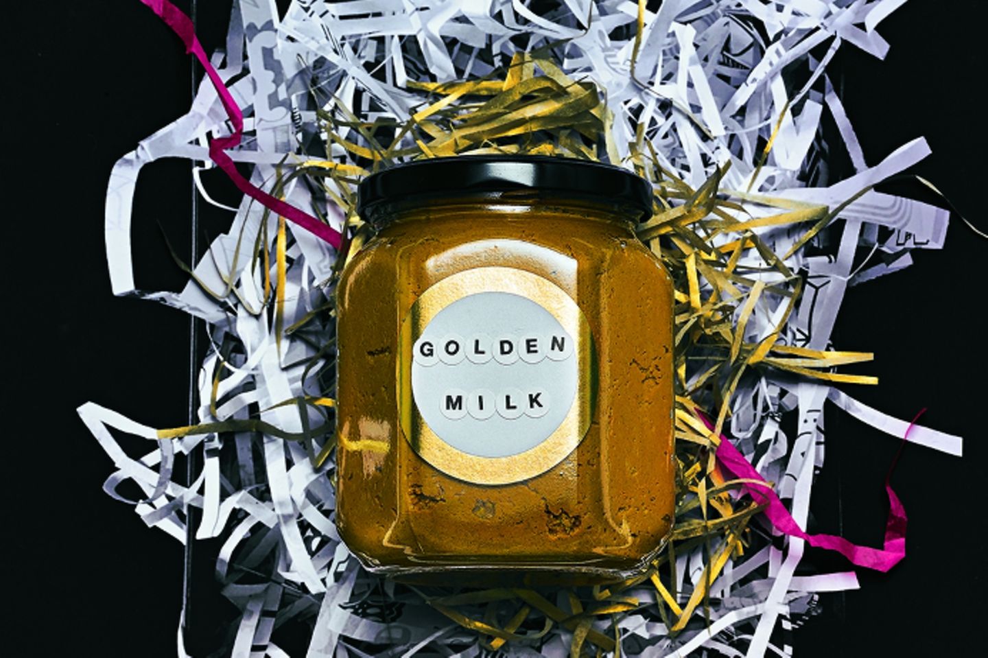 Golden Milk: Kurkuma-Paste in Glas