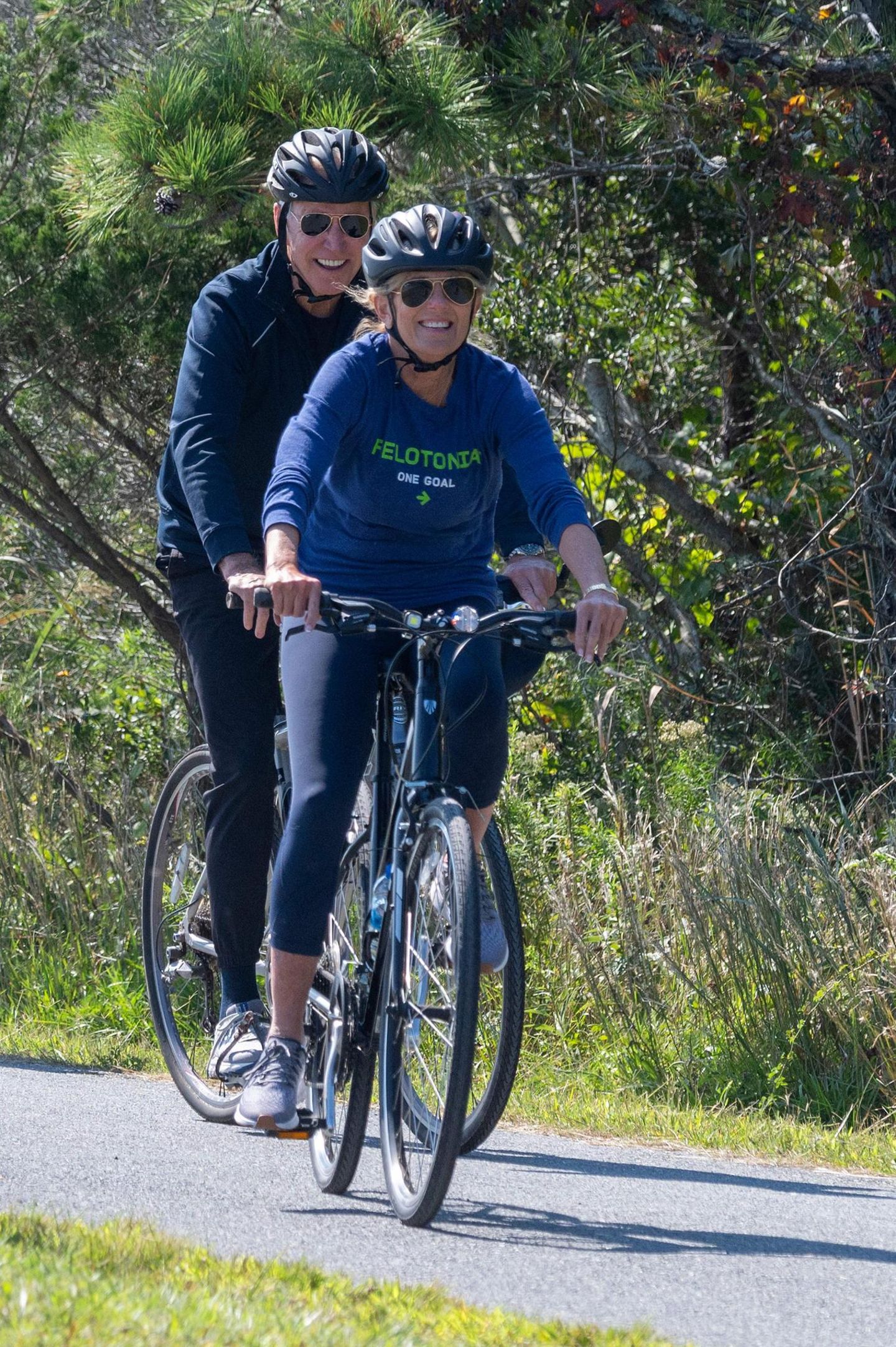 Hier mussten wir schon zwei mal hinsehen, um Dr. Jill Biden zu erkennen. Statt wie gewohnt perfekt gestylt und im Business-Look aufzutreten, lässt es die First Lady diesmal sportlich angehen und tauscht für einen Fahrrad-Ausflug durch den Cape Henlopen State Park in Rehoboth Beach, Delaware ihr elegantes Kostüm gegen bequeme Leggings, Shirt und Sbeakers. 