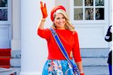 Am Prinzentag wird traditionell das parlamentarische Sitzungsjahr in den Niederlanden eröffnet. Königin Máxima trägt zu diesem Anlass immer traumhafte Roben. In der Vergangenheit setzte die Frau von König Willem-Alexander vor allem auf einfarbige Looks, dieses Jahr trägt sie eine Kombi von Natan Couture in den Farben der niederländischen Flagge. Richtige Entscheidung – die Farben lassen sie strahlen. 