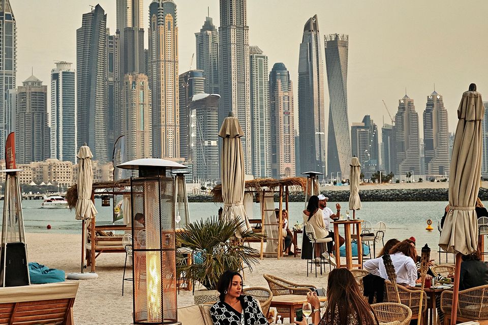 Dubai: Outdoor im Trend Dubai: Beachclub mit Wolkenkratzern im Hintergrund