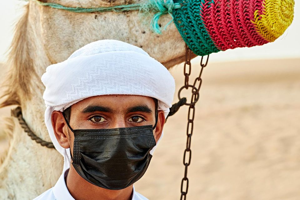 Dubai: Outdoor im Trend Dubai: Mann mit Maske und Kamel