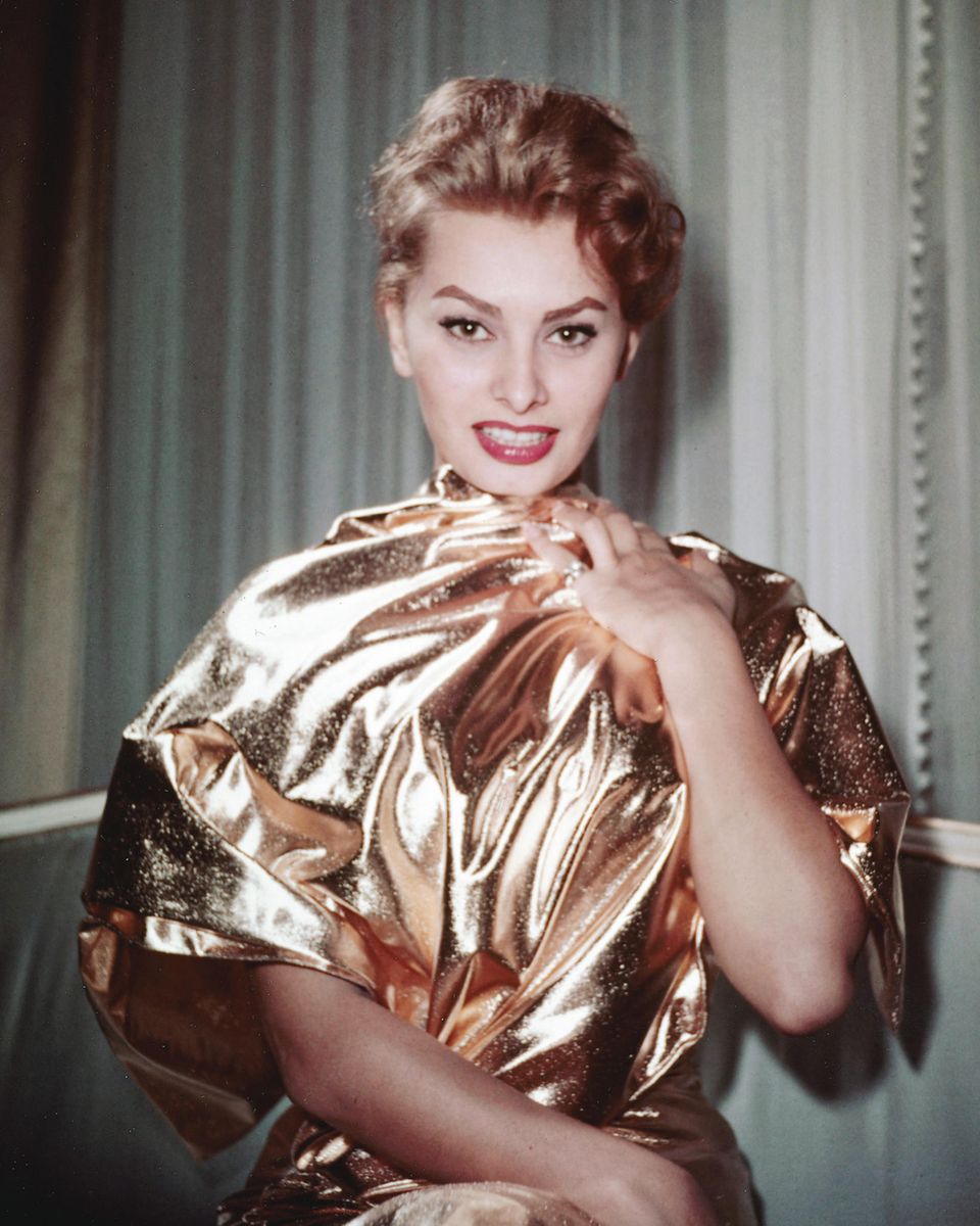 Sophia Loren liebt den ganz großen Auftritt – in Gold gelingt ihr das!