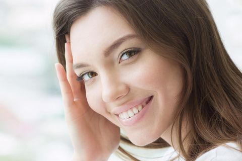 Persönlichkeit: Frau mit schönen Augenbrauen lächelt