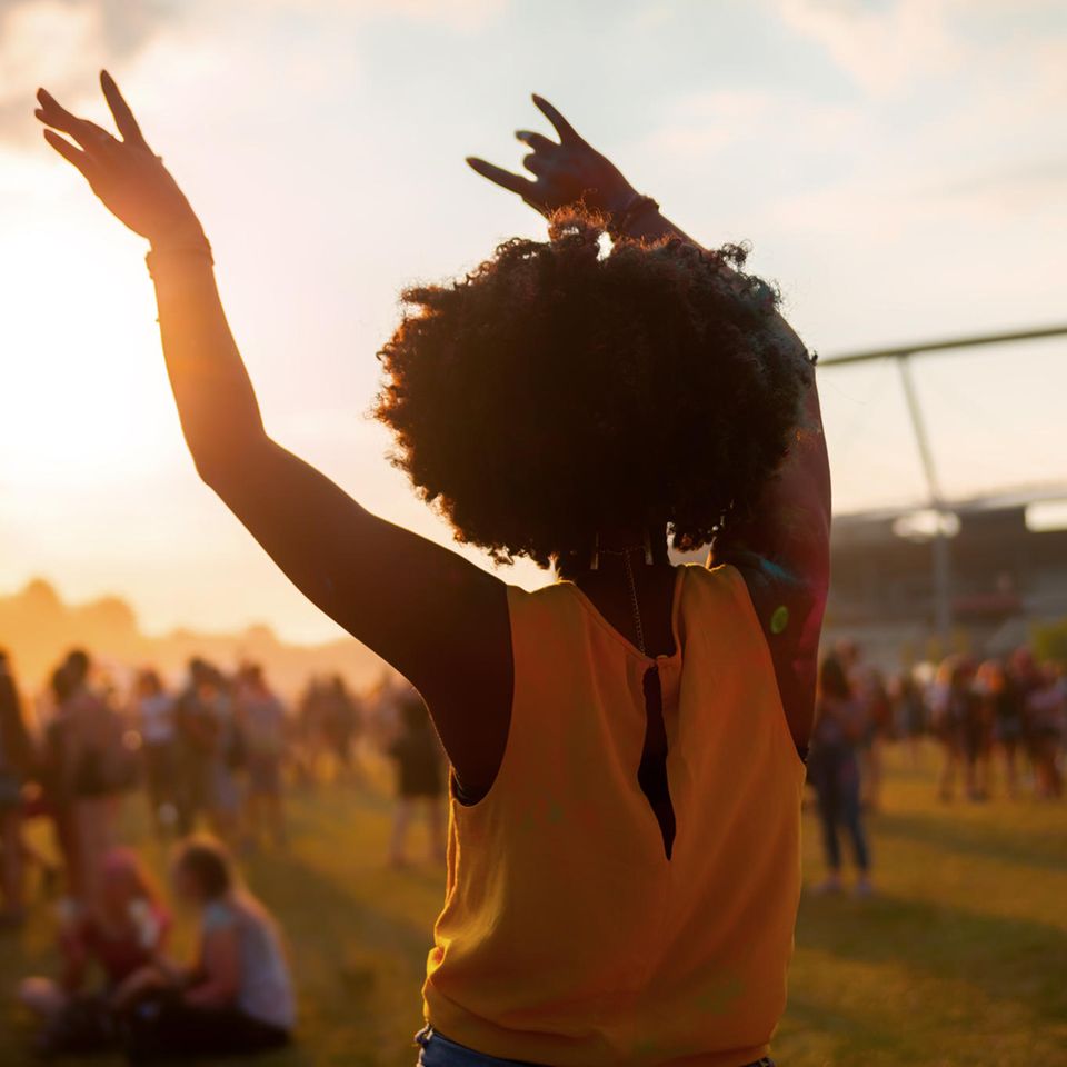 Was dein Musikgeschmack über deinen Charakter verrät: Schwarze Frau tanzt bei Open-Air-Konzert