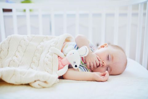 Für den Schlaf von Babys ist eine gute Matratze entscheidend.