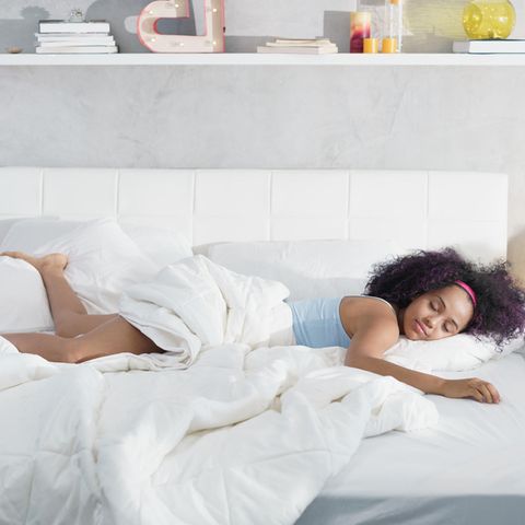 Persönlichkeit: Frau liegt quer im Bett und schläft