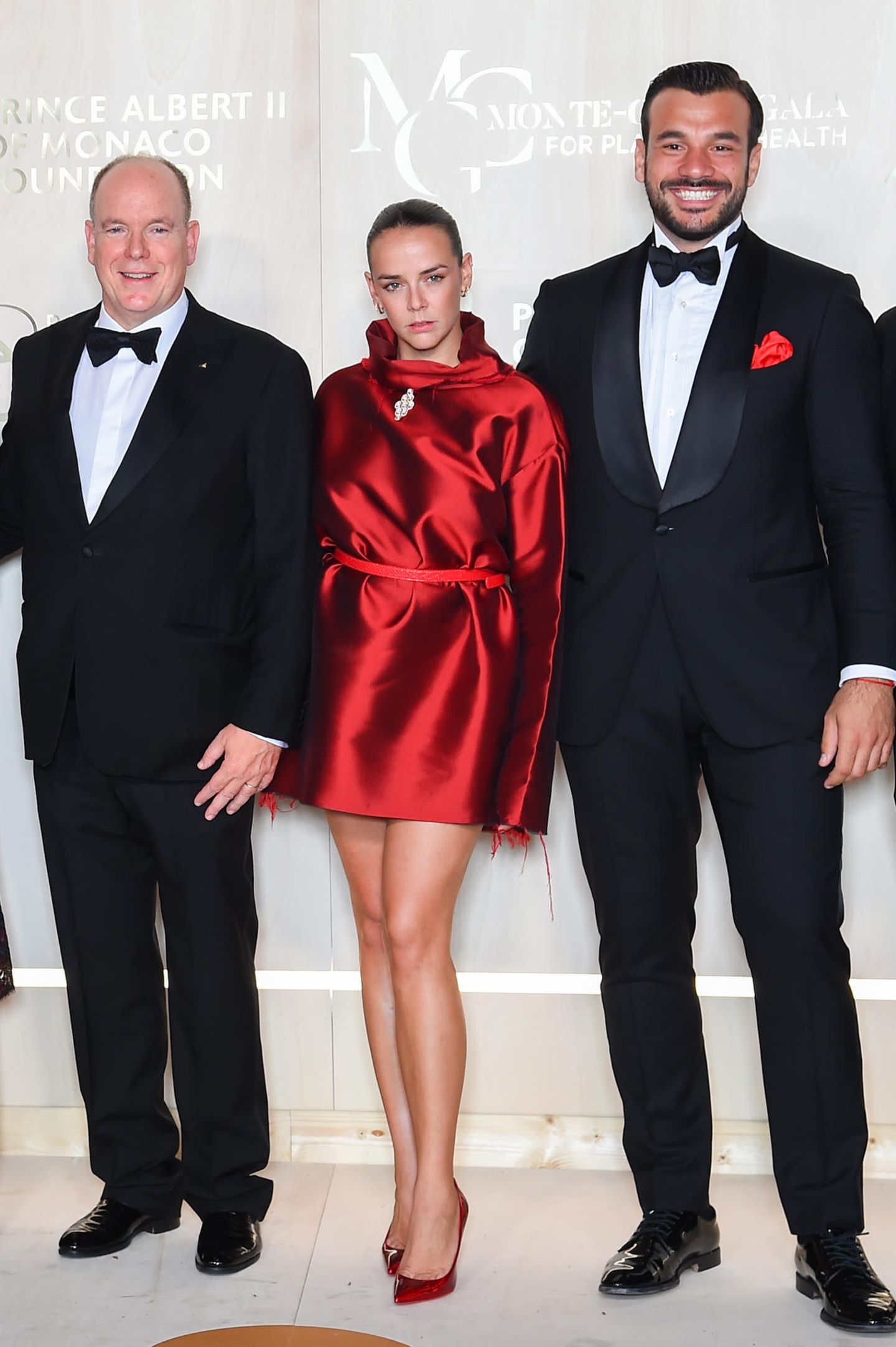 Pauline Ducret glänzt in wahrsten Sinne des Wortes bei der fünften "Monte-Carlo Gala For Planetary Health". In ihrem schimmernden Kleid in kräftigem Rot zieht die Nichte von Fürst Albert (l.) alle Blicke auf sich. Das Beste: Das außergewöhnliche Dress hat die 27-Jährige für ihr Label "Alter" selbst entworfen.