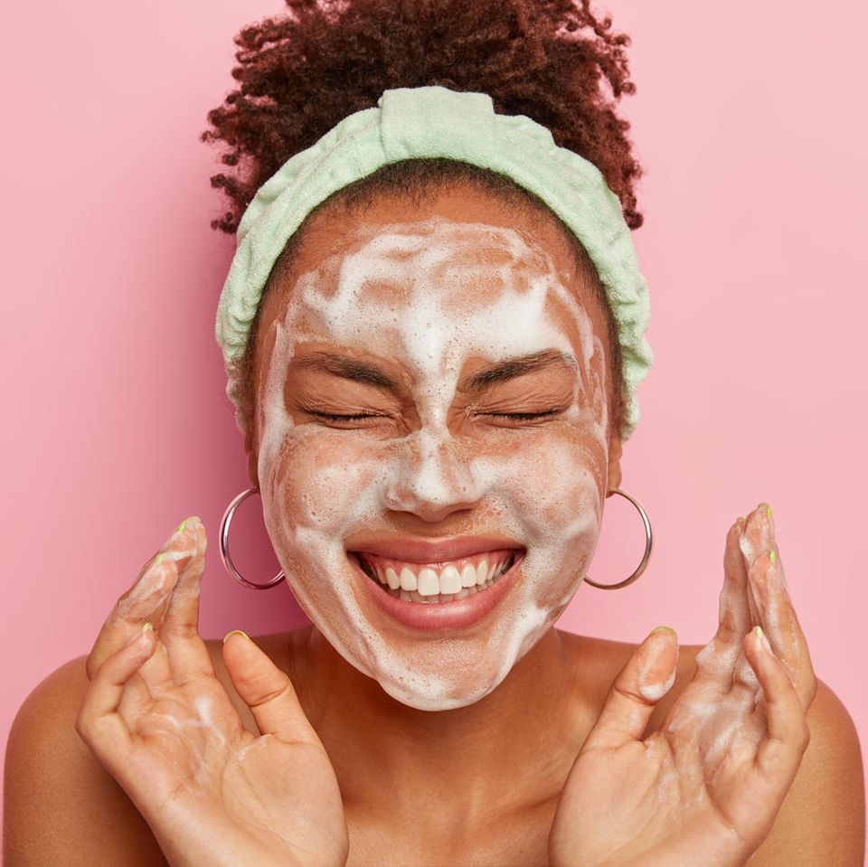 Nachhaltig Abschminken: Frau mit Reinigungsschaum im Gesicht