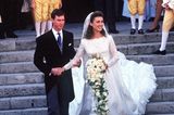 Am 24. September 1994 heiratet Prinz Guillaume von Luxemburg in Versailles seine Verlobte Sibilla Weiller, die in einem Brautkleid aus Satin, Spitze und mit gerafftem Saum sowie einem Schleier aus Spitze ihren Mann und die Hochzeitsgäste verzaubert. Guillaume ist der Bruder des amtierenden Großherzog Henri und mit seiner Frau eher selten im Auftrag des Fürstenhaus in der Öffentlichkeit zu sehen.
