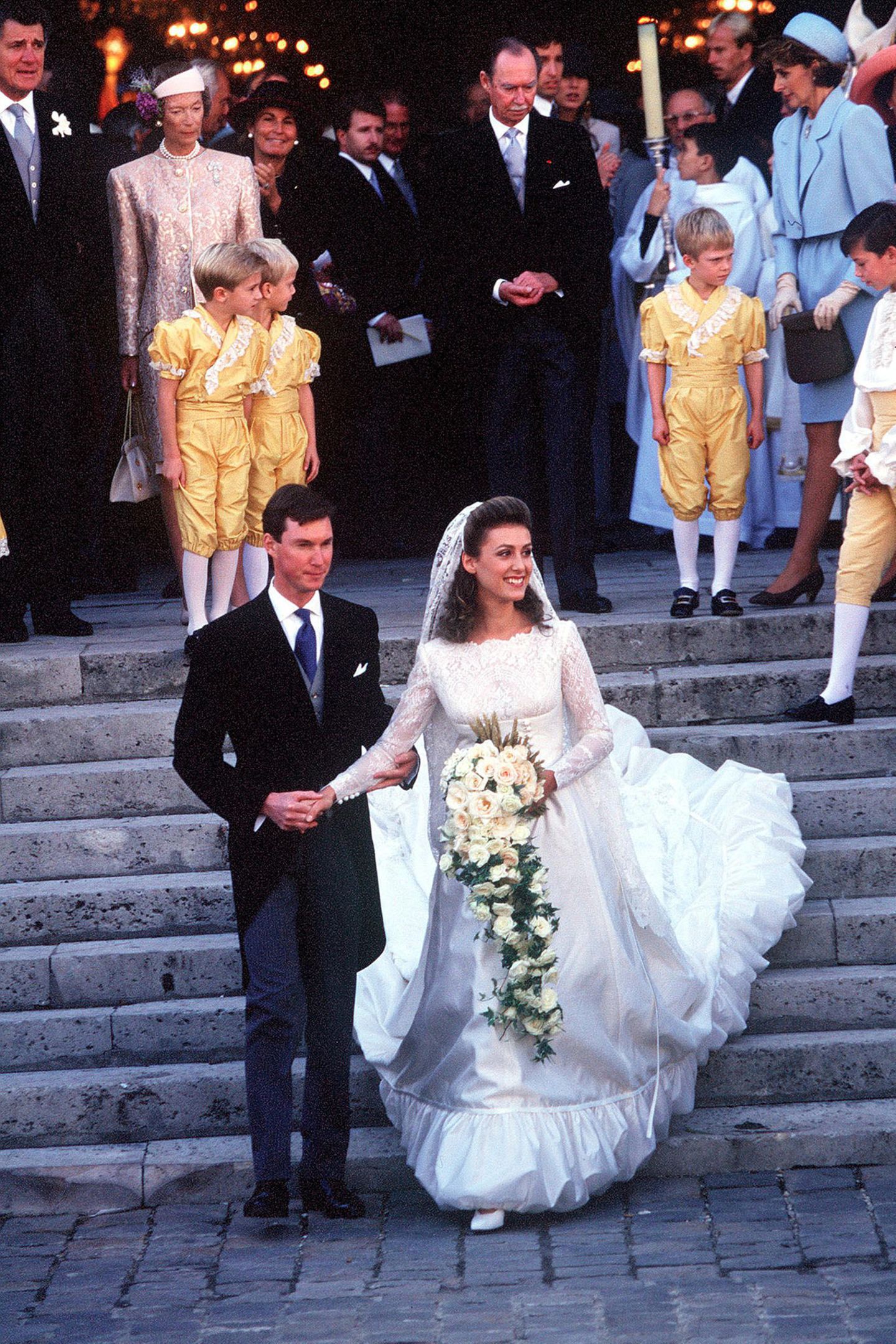 Am 24. September 1994 heiratet Prinz Guillaume von Luxemburg in Versailles seine Verlobte Sibilla Weiller, die in einem Brautkleid aus Satin, Spitze und mit gerafftem Saum sowie einem Schleier aus Spitze ihren Mann und die Hochzeitsgäste verzaubert. Guillaume ist der Bruder des amtierenden Großherzog Henri und mit seiner Frau eher selten im Auftrag des Fürstenhaus in der Öffentlichkeit zu sehen.