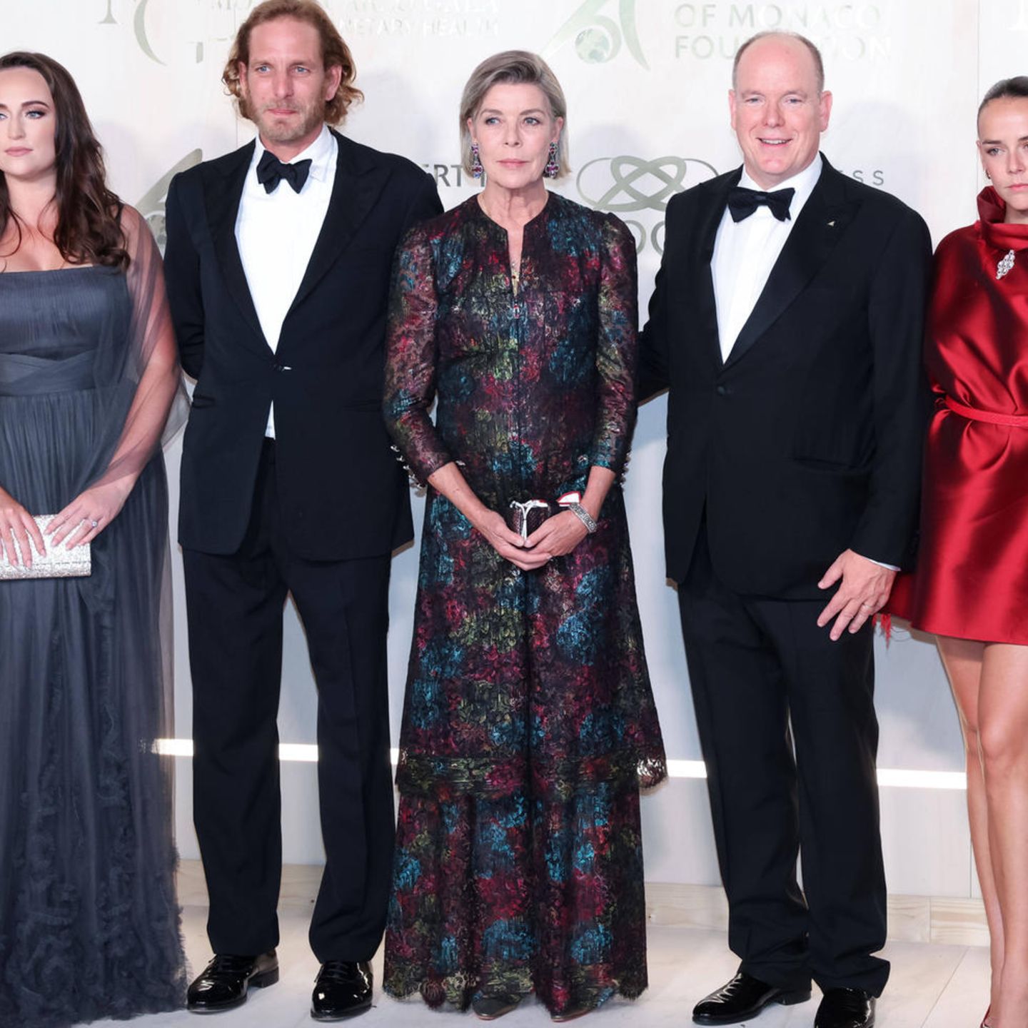 Auch Prinzessin Caroline von Hannover legte bei der Gala einen glamourösen Auftritt hin! In ihrem Kleid von Chanel Haute Couture zeigt die Tochter von Grace Kelly, dass sie die Eleganz ihrer Mutter definitiv geerbt hat.